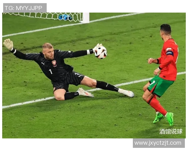 足球明星遭遇意外撞击瞬间反应引发球迷热议与媒体关注